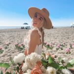 Jenna Davis Instagram - beach picnic anyone? 🤍 pick ur fav 1-6 🧺 Laguna Beach, California