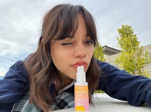 Jenna Ortega Instagram - Nothing to see here…@neutrogena Invisible Daily Defense. #NeutrogenaPartner