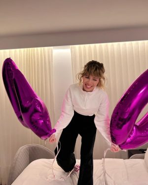 Jennette McCurdy Instagram - no i’m not turning 40 lol. but 40 weeks on the new york times bestseller list for IGMMD ?! i can’t believe it. i can’t believe millions of you (millions ?! 🫨🤯) have taken the time to read this book and have connected with it so deeply. the past nine months have been a wild ride for me, and beyond anything i could have ever imagined. i appreciate every second of it. thank you all for making it happen.