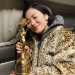 Jeon Yeo-been Instagram - 이 큰 잔치를 바라보며 손뼉 치며 환호하며 좋아하다... 갑자기 호명이 되어 제일 중요한 말을 못하고 내려왔어요. 이 상을 안겨주신 사랑 모아주신 팬분들, 관객분들께, 진심으로 진심으로 감사드립니다. 연기로 사랑에 응답하겠습니다. 정진하겠습니다. 감사합니다.