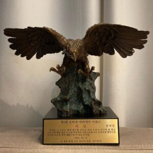Jeon Yeo-been Instagram - 이 세상에서 
제일 제일 제일 큰! 값진 상... (동료님들께서 하사해 주신 세상의 모든 용기와 사랑을 쓸어 담아 꼭꼭 눌러써준 마음 마음들 영원히 기억할게요.)
#두개의몸에깃든하나의영혼친구들이
#팀빈센조 #팀펠리칸 #팀참새
#용맹한인자기