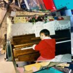 Jeon Yeo-been Instagram - 어머니의 사진첩엔 이 아이가 훌륭한 피아니스트가 되길 바라는 소망이 적혀있었지만 그것은 피아노 학원을 보내기 전 소망일 뿐이었습니다. 우리는 첫 수업 날 바로 깨달았죠, 오 그 길은 나의 길이 아니라는 것을... 어머니 저는 배우가 되었습니다. 현재는 그러합니다. 본디 꿈이라는 것은 한결같아도 좋은 것 때로는 변화무쌍해도 좋은 것 그래서 꿈 아니겠습니까. 그저 이 꿈속에서 부디 자유롭게 유영하기를 바라는 것 그 하나만은 불변한 소망이겠죠.