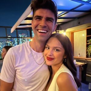 Jesse Tyler Ferguson Instagram - Last week @justinmikita & I got to listen to @oliviarodrigo sing songs from her fantastic new album GUTS. Couldn't love this artist and her new album more!