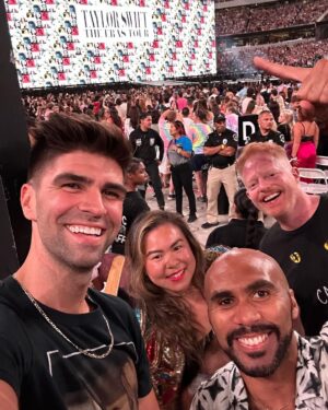 Jesse Tyler Ferguson Instagram - @taylorswift really did that! 3.5 hours of pure joy. Superhuman. Love you, T. ❤️