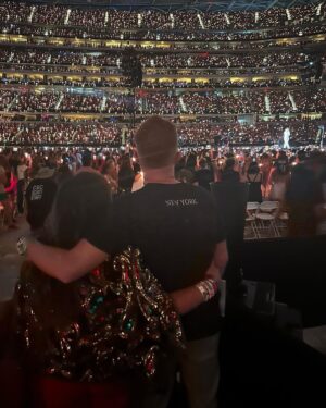 Jesse Tyler Ferguson Instagram - @taylorswift really did that! 3.5 hours of pure joy. Superhuman. Love you, T. ❤️