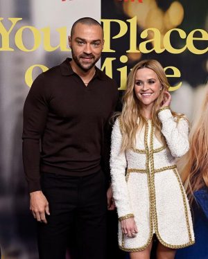 Jesse Williams Instagram - The RomCom has landed: Choose your fighter 😂
•NYC early theater screening of #YourPlaceOrMine was loud! 
The film is yours on @netflix Feb 10th.