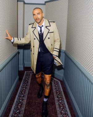 Jesse Williams Instagram - 💪🏽Mighty Healthy 🥕

@CFDA pregame, suited by the @ThomBrowne fam. ManyThanks
🧥 @le_laboy 
💅🏽 @brittywhitfield 
📸 @mr_puryear