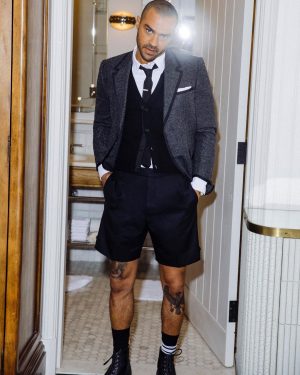 Jesse Williams Instagram - 💪🏽Mighty Healthy 🥕

@CFDA pregame, suited by the @ThomBrowne fam. ManyThanks
🧥 @le_laboy 
💅🏽 @brittywhitfield 
📸 @mr_puryear