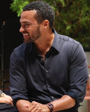 Jesse Williams Instagram - 🎥 I directed and acted in a little show called @Greysabc and iT AIRS TONIGHT‼️
Barely in the hospital at all- lots of location scouting and critical stories of the chaos caused by political overreach into women’s private, medical decision making. Had the honor of establishing a storied institution, The Fox Foundation for the first time on the show ever and working w an incredible cast, new and established. @KateWalsh & @greg.germann are back, i one of my favorite Grey’s writers @juliewong2017, who’s almost as funny as i am, wrote this for y’all. Great editing with Aimee Jennings and i finally got to work w/ @johnsimmonsasc. 
None of this happens without the women who keep the most successful, longest running show in history going, @therealdebbieallen @kristavernoff @ellenpompeo @shondarhimes. 

🙏🏽Enjoy it. Feel it. We do.🙏🏽