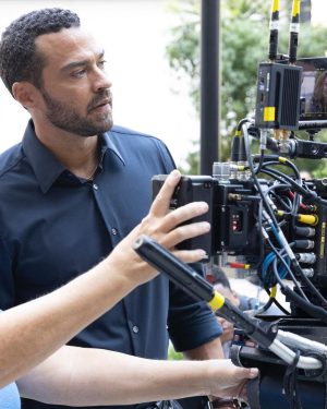 Jesse Williams Instagram - 🎥 I directed and acted in a little show called @Greysabc and iT AIRS TONIGHT‼️
Barely in the hospital at all- lots of location scouting and critical stories of the chaos caused by political overreach into women’s private, medical decision making. Had the honor of establishing a storied institution, The Fox Foundation for the first time on the show ever and working w an incredible cast, new and established. @KateWalsh & @greg.germann are back, i one of my favorite Grey’s writers @juliewong2017, who’s almost as funny as i am, wrote this for y’all. Great editing with Aimee Jennings and i finally got to work w/ @johnsimmonsasc. 
None of this happens without the women who keep the most successful, longest running show in history going, @therealdebbieallen @kristavernoff @ellenpompeo @shondarhimes. 

🙏🏽Enjoy it. Feel it. We do.🙏🏽