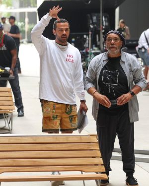 Jesse Williams Instagram - 🎥 I directed and acted in a little show called @Greysabc and iT AIRS TONIGHT‼️
Barely in the hospital at all- lots of location scouting and critical stories of the chaos caused by political overreach into women’s private, medical decision making. Had the honor of establishing a storied institution, The Fox Foundation for the first time on the show ever and working w an incredible cast, new and established. @KateWalsh & @greg.germann are back, i one of my favorite Grey’s writers @juliewong2017, who’s almost as funny as i am, wrote this for y’all. Great editing with Aimee Jennings and i finally got to work w/ @johnsimmonsasc. 
None of this happens without the women who keep the most successful, longest running show in history going, @therealdebbieallen @kristavernoff @ellenpompeo @shondarhimes. 

🙏🏽Enjoy it. Feel it. We do.🙏🏽