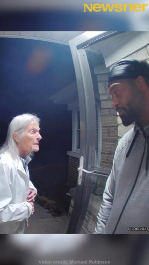 Jessica Chastain Instagram - I love this so much 👇👇👇

It is incredibly dangerous for someone to call the police on a black man over something as trivial as lights. That is not what this is. He called the police on her to help her see that the lights were not in her window. I put a previous vid in my stories. I wanted to post this video to highlight and celebrate this incredible man, who when faced with a difficult neighbor, looked deeper and saw a lonely woman struggling with dementia. There’s so much beauty we’ve been missing because of misinterpretation and misunderstandings. I hope this man is a reminder for us all to take a moment and look deeper. Credit @beingblackislit