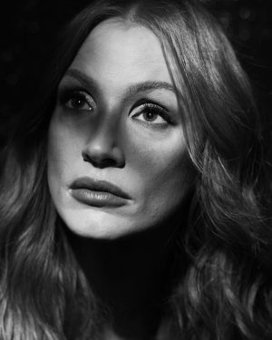 Jessica Chastain Instagram - ❤️ @nytimes 📸 @theatraff 🖤 @adollshousebway