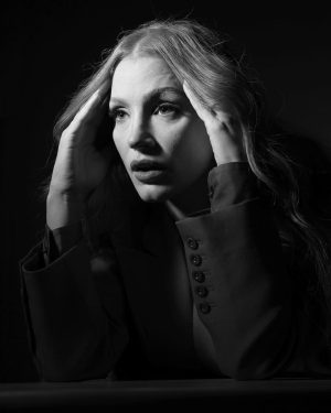 Jessica Chastain Instagram - ❤️ @nytimes 📸 @theatraff 🖤 @adollshousebway