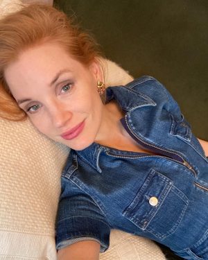 Jessica Chastain Instagram - It’s binge housewives and never leave the couch kinda weather ✌️