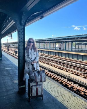 Jessica Chastain Instagram - NYC traffic won’t stop me from making it to @gucci Milan. Shout out  NYC MTA 🚊