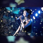 Jessica Jung Instagram - A sky full of #goldenstars in Singapore ✨🎶💎💭 Thanks for the lovely photos, love you guys infinitely🩵 #DiamondDreams #jessicadiamonddreams