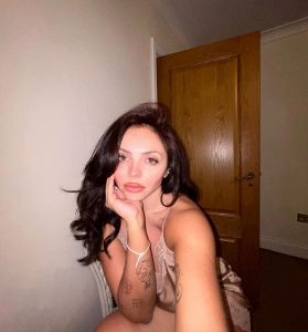Jesy Nelson Instagram - She’s got a new barn and it’s all hers 💁🏻‍♀️