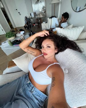 Jesy Nelson Instagram - When I die bury me with a Jacquie wils 😎