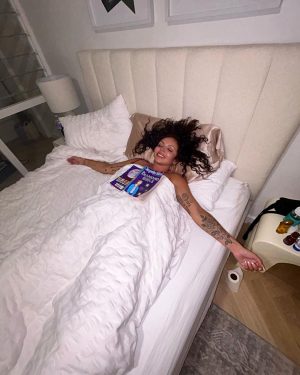 Jesy Nelson Instagram - When I die bury me with a Jacquie wils 😎