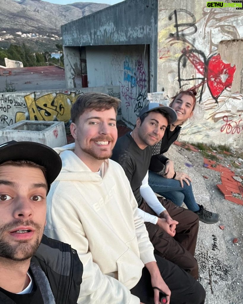 Jimmy Donaldson Instagram - I found an abandoned city with no residents and couldn’t resist spending 7 days in it. Go watch!