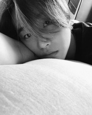 Jinhwan Instagram - 5주년이네요
저희를 지켜주셔서 감사합니다

9/15 iKON’s 5th Anniversary
congratulations iKONIC & iKON