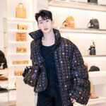 Jirakit Kuariyakul Instagram - ตามมาสัมผัสประสบการณ์การช้อปปิ้งแบบลักซ์ซูรี่ครั้งใหม่กันที่ “LUXE HALL” ชั้น M สยามพารากอน แบรนด์หรูระดับโลกมากมายยกขบวนเปิดเอ็กซ์คลูซีฟแฟล็กชิปสโตร์แห่งแรกในประเทศไทย ตอกย้ำความเป็น World Class Luxury Destination ของสยามพารากอนที่อยากให้เพื่อนๆ ทุกคนมาสัมผัสด้วยตัวเอง . #SiamParagon #WorldClassExperience #BeAmazed #LUXEHALLSiamParagon #LuxuryDestination Siam Paragon