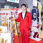 Jirakit Kuariyakul Instagram - เริ่มแล้ว! Clarins Holiday Beauty Parade💂🏻‍♀️🥁🎺🎁 ที่ยกขบวนของขวัญพร้อมความสนุก สุดเซอร์ไพรส์ ตลอดเดือนพฤศจิกายน ร่วมสนุกได้ง่ายๆ หลากหลายช่องทาง 🥁เจอพาเหรดที่ไหน เข้าไป scan QR code รับทันที ผลิตภัณฑ์ขนาดทดลอง 2 ซอง และ 1 สิทธิ์ Scratch Card เค้าไปอีก 4 ที่ ใกล้ที่ไหนไปที่นั่นเลย! 🎫แวะไปที่เคาน์เตอร์คลาแรงส์และสโตร์คลาแรงส์ทุกสาขา ร่วมสนุกกับกิจกรรม scratch card ขูดการ์ดแล้วลุ้นได้รับของขวัญต่างๆ 🎁ลงทะเบียน https://bit.ly/3QU33KY add line เป็นเพื่อนกับ Line @ClarinsThailand แล้วไปรับ Clarins Holiday Scratch Card โอกาสรับผลิตภัณฑ์ขนาดทดลองสูงสุด 5 ชิ้น* พิเศษสุดๆ ผมแอบมาบอกโปรลับสำหรับ FC ท๊อปแท๊ป เพียงกรอก promo code toptap1000 ใช้เป็นส่วนลดมูลค่า 1,000 บาท ขั้นต่ำ 5,000 บาท สำหรับซื้อสินค้าราคาปกติทาง www.clarins.co.th วันนี้ - 15 ธ.ค. (ยกเว้นผลิตภัณฑ์ Duo Set, Special Set และ Precious) ร่วมสนุกกับกิจกรรมหลากหลายจากคลาแรงส์ในช่วงเทศกาลแห่งความสุขนี้ได้เลยตลอดเดือนพฤศจิกายน ข้อมูลเพิ่มเติม Facebook.com/ClarinsThailand #ClarinsHolidayParade #ClarinsTH @ClarinsTH