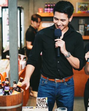 Jirayu Thantrakul Instagram - ᴊɪʀᴀʏᴜ x ᴍᴏᴜɴᴛᴀɪɴ ᴅʀɪᴘ 
ผมร่วมออกแบบลายกล่อง และซองกาแฟดริป ใครเป็นคอกาแฟ หรืออยากเก็บสะสม สั่งได้ Line : soul_guu จำนวนจำกัดนะจ๊ะ
.
.
#mountaindrip #limitededition #mountaindripcoffee #yendrink