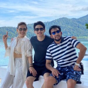 Jirayu Thantrakul Instagram - วันแห่งความรักในทัศนะของข้าพเจ้านั้น
มันไม่มีกฏอะไรมาบังคับว่าเราจะต้องมอบความรักอย่างมีขอบเขต ในเมื่อมนุษย์สามารถเผื่อแผ่ความรักได้อย่างไร้พรหมแดน และมันไม่จำเป็นต้องมีตรรกะใดๆเพื่อที่จะรัก แค่มีความปรารถนาที่ดีก็ประเสริฐมากแล้ว