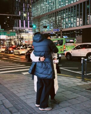 Jirayu Thantrakul Instagram - หลายปีก่อนเคยพาแม่มาเที่ยวเกาหลีด้วยงบประมาณอันน้อยนิด มีหลายอย่างมากที่เราทั้งคู่อยากได้แต่ก็ได้แต่มอง ณ ตอนนั้นก็ไม่ได้รู้สึกว่าจนนะ แต่รู้สึกว่าสิ่งที่ปลูกไว้ยังไม่ออกดอกออกผล วันนี้กลับมาอีกครั้งเห็นแม่ได้ซื้อได้กินสิ่งที่เขาชอบก็มีความสุข รักแม่ที่สุดครับ