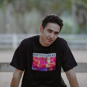Jirayu Thantrakul Instagram - โปรพิเศษสำหรับภาพยนตร์ ปิดเมืองล่า  Pattaya 📽️

ซื้อเสื้อ 1 ตัว 799 บาท รับฟรีบัตรดูหนังรอบพิเศษพร้อมผม 1 ใบ 
รายละเอียดเพิ่มเติม Line : @soul_guu 

จำกัดเพียง 200 ที่นั่งเท่านั้น!!