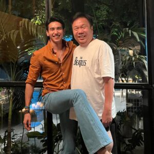 Jirayu Thantrakul Instagram - วันแห่งความรักในทัศนะของข้าพเจ้านั้น
มันไม่มีกฏอะไรมาบังคับว่าเราจะต้องมอบความรักอย่างมีขอบเขต ในเมื่อมนุษย์สามารถเผื่อแผ่ความรักได้อย่างไร้พรหมแดน และมันไม่จำเป็นต้องมีตรรกะใดๆเพื่อที่จะรัก แค่มีความปรารถนาที่ดีก็ประเสริฐมากแล้ว