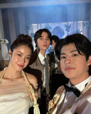 Jitaraphol Potiwihok Instagram - “ฉันจะจำเธอในใจ”
เริ่มต้นจากการที่คิดว่าตัวเองจะสามารถแสดงเป็นหมอกได้ไหม กังวลไปสารพัด แต่ก็ได้รับความช่วยเหลือจากผู้คนมากมาย ขอบคุณหลายๆเหตุการณ์และประสบการณ์ต่างๆที่ผ่านเข้ามาทำให้ผมได้แสดงเป็นหมอกที่ได้เห็นกันผ่านจอในทุกวันนี้
ขอบคุณทางผู้ใหญ่ พี่ถา @tha_sataporn ที่ไว้ใจและมอบโอกาสชิ้นสำคัญนี้ให้กับผมได้พิสูจน์และพัฒนาความสามารถของตัวเอง สัญญาว่าจะพัฒนาตัวเองอยู่สม่ำเสมอครับ
ขอบคุณ พี่ออฟ @backaof สำหรับทุกอย่างที่ผ่านมาตั้งแต่วันแรกที่ผมออกกองเป็น ไอไว ตัวแข็งทื่อเย็นไปทั้งตัว สู่วันที่สามารถเป็นพี่หมอกให้พี่ได้ตามที่พี่ต้องการ ขอยืมคำหมอกมาใช้ “พี่โคตรเปลี่ยนชีวิตผมเลย” พี่คือ MVP ในใจผมเสมอครับ
ขอบคุณนักแสดงทุกคนและทีมงานเบื้องหลัง Last twilight เป็นกองที่สนุกมาก ผมรู้สึกได้ถึงคำว่า “ครอบครัว” ทุกครั้งที่ได้มาทำงานที่กองนี้ ทุกคนทำงานด้วยจิตวิญญาณ และมี passion ในการทำงานอย่างเปี่ยมล้น รักทุกคนนะครับ
ขอบคุณมากนะ ซี @sea_tawinan ที่ทำงานด้วยกันอย่างหนักมาโดยตลอด อยากจะบอกว่าพี่ภูมิใจในตัวซีมากนะ ซีเป็น “น้องเดย์” ให้พี่ได้อย่างไม่มีที่ติ ขอบคุณที่ไว้ใจให้พี่หมอกคนนี้ได้ดูแลตลอดการถ่ายทำนะครับ 
สุดท้ายขอบคุณผู้ชมและแฟนคลับทุกท่านที่ชื่นชอบในผลงานศิลปะชิ้นนี้ มีคนคนนึงเคยบอกผม “เราทำงานออกมาได้เสร็จสมบูรณ์แล้วต่อไปก็เป็นหน้าที่ของคนดู” ถ้าเปรียบกระแสตอบรับเป็นหน้าที่ ทุกคนได้ทำหน้าที่เกินกว่าที่ผมคาดหวังไว้เรียบร้อยแล้วครับ หวังว่า Last Twilight ภาพนายไม่เคยลืม จะช่วยเป็นพลังเปลี่ยนมุมมองทางสังคมของผู้พิการในทุกรูปแบบและจะอยู่ในใจของใครหลายๆคนตลอดไปนะ “I love you” 💜 @jimmyyjphome 
  จิมมี่ จิตรพล(หมอก)