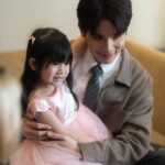 Jitaraphol Potiwihok Instagram - “ฉันจะจำเธอในใจ” เริ่มต้นจากการที่คิดว่าตัวเองจะสามารถแสดงเป็นหมอกได้ไหม กังวลไปสารพัด แต่ก็ได้รับความช่วยเหลือจากผู้คนมากมาย ขอบคุณหลายๆเหตุการณ์และประสบการณ์ต่างๆที่ผ่านเข้ามาทำให้ผมได้แสดงเป็นหมอกที่ได้เห็นกันผ่านจอในทุกวันนี้ ขอบคุณทางผู้ใหญ่ พี่ถา @tha_sataporn ที่ไว้ใจและมอบโอกาสชิ้นสำคัญนี้ให้กับผมได้พิสูจน์และพัฒนาความสามารถของตัวเอง สัญญาว่าจะพัฒนาตัวเองอยู่สม่ำเสมอครับ ขอบคุณ พี่ออฟ @backaof สำหรับทุกอย่างที่ผ่านมาตั้งแต่วันแรกที่ผมออกกองเป็น ไอไว ตัวแข็งทื่อเย็นไปทั้งตัว สู่วันที่สามารถเป็นพี่หมอกให้พี่ได้ตามที่พี่ต้องการ ขอยืมคำหมอกมาใช้ “พี่โคตรเปลี่ยนชีวิตผมเลย” พี่คือ MVP ในใจผมเสมอครับ ขอบคุณนักแสดงทุกคนและทีมงานเบื้องหลัง Last twilight เป็นกองที่สนุกมาก ผมรู้สึกได้ถึงคำว่า “ครอบครัว” ทุกครั้งที่ได้มาทำงานที่กองนี้ ทุกคนทำงานด้วยจิตวิญญาณ และมี passion ในการทำงานอย่างเปี่ยมล้น รักทุกคนนะครับ ขอบคุณมากนะ ซี @sea_tawinan ที่ทำงานด้วยกันอย่างหนักมาโดยตลอด อยากจะบอกว่าพี่ภูมิใจในตัวซีมากนะ ซีเป็น “น้องเดย์” ให้พี่ได้อย่างไม่มีที่ติ ขอบคุณที่ไว้ใจให้พี่หมอกคนนี้ได้ดูแลตลอดการถ่ายทำนะครับ สุดท้ายขอบคุณผู้ชมและแฟนคลับทุกท่านที่ชื่นชอบในผลงานศิลปะชิ้นนี้ มีคนคนนึงเคยบอกผม “เราทำงานออกมาได้เสร็จสมบูรณ์แล้วต่อไปก็เป็นหน้าที่ของคนดู” ถ้าเปรียบกระแสตอบรับเป็นหน้าที่ ทุกคนได้ทำหน้าที่เกินกว่าที่ผมคาดหวังไว้เรียบร้อยแล้วครับ หวังว่า Last Twilight ภาพนายไม่เคยลืม จะช่วยเป็นพลังเปลี่ยนมุมมองทางสังคมของผู้พิการในทุกรูปแบบและจะอยู่ในใจของใครหลายๆคนตลอดไปนะ “I love you” 💜 @jimmyyjphome จิมมี่ จิตรพล(หมอก)