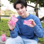 Jitaraphol Potiwihok Instagram - ร้อนนน... แบบนี้ต้องมาหวานเย็นสดชื่นนนน กับฮอลล์ น้ำแข็งไส 🍧 นี่เลยครับความหวานเย็นสดชื่นที่มาพร้อมฟังชันก์สุดพิเศษ เพราะเป็นน้ำแข็งไสที่แรกและที่เดียวที่ไม่ต้องใส่น้ำแข็ง! รับความเย็นกันได้ทุกที่ทุกเวลาแบบไม่ต้องกลัวละลาย🧊🍧 . รีบมารับความหวานเย็นสดชื่นคลายร้อนกันได้ที่ร้านค้าชั้นนำทั่วไปนะครับ 🍧 ดูรายละเอียดเพิ่มเติมได้ที่ Line : @HallsTH นะ #HallsThailand #HallsNamKangSai #ฮอลล์น้ำแข็งไส