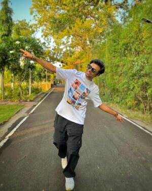 Jitendra Kumar Instagram - 🌿🌱🍀
#vibe #green