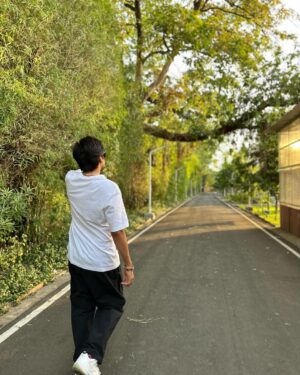 Jitendra Kumar Instagram - 🌿🌱🍀
#vibe #green