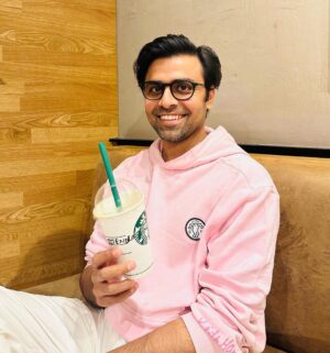 Jitendra Kumar Instagram - Coffee-shop 
#starbucks #grace