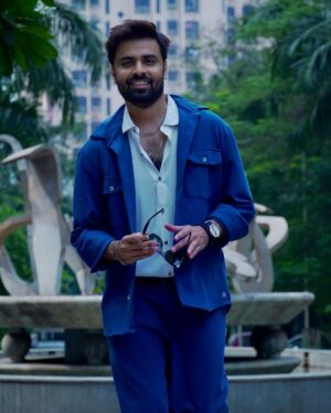 Jitendra Kumar Instagram - जाए जहॉ भी लेके जि़न्दगी .. we got to go that way..!!☘️

#DryDay #things 
 
HMU by @shenoyafernandes 
Styled by @krishi1606
Accessories by @adonis_sterling 
Photography @Aryanpathak23