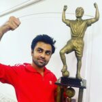Jitendra Kumar Instagram - After Party Scenes with Dhabolkar Trophy… ❤️😃 With @eightypackabs #netflix #Jaadugar