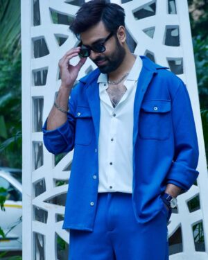 Jitendra Kumar Instagram - जाए जहॉ भी लेके जि़न्दगी .. we got to go that way..!!☘️

#DryDay #things 
 
HMU by @shenoyafernandes 
Styled by @krishi1606
Accessories by @adonis_sterling 
Photography @Aryanpathak23