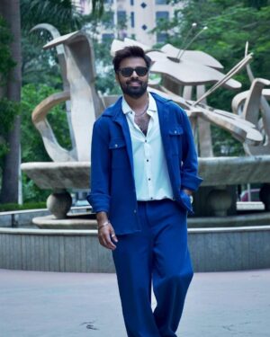 Jitendra Kumar Instagram - जाए जहॉ भी लेके जि़न्दगी .. we got to go that way..!!☘️

#DryDay #things 
 
HMU by @shenoyafernandes 
Styled by @krishi1606
Accessories by @adonis_sterling 
Photography @Aryanpathak23