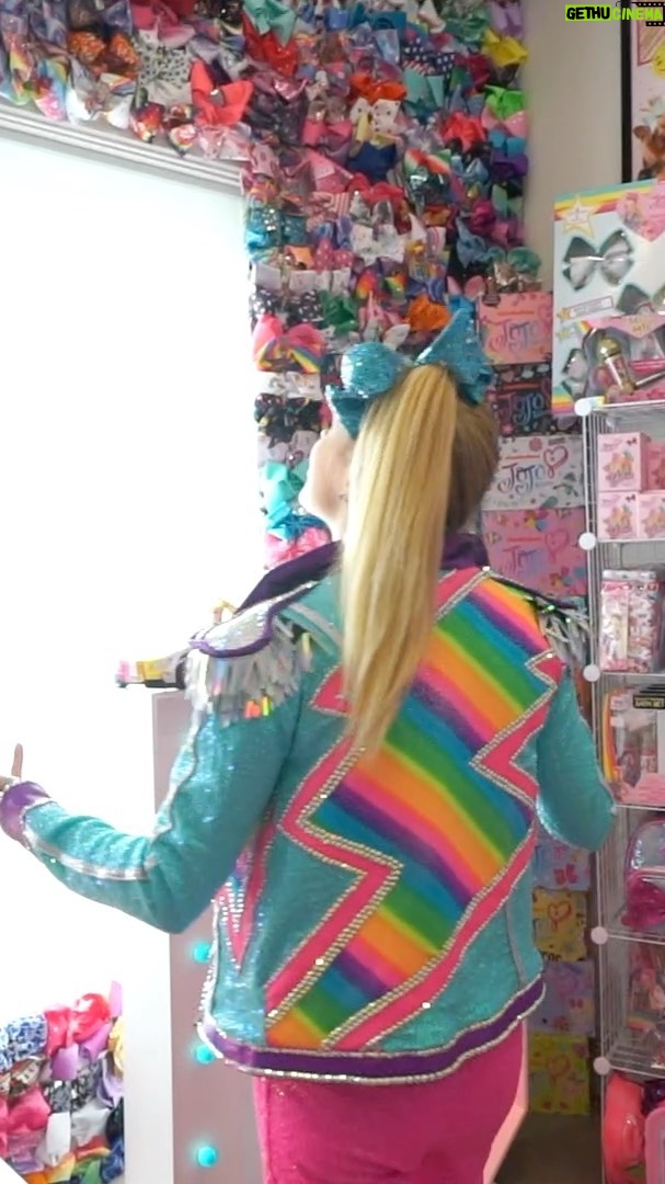 JoJo Siwa Instagram – Tour of the 2020 JoJo Siwa Merch room!!! | Gethu ...