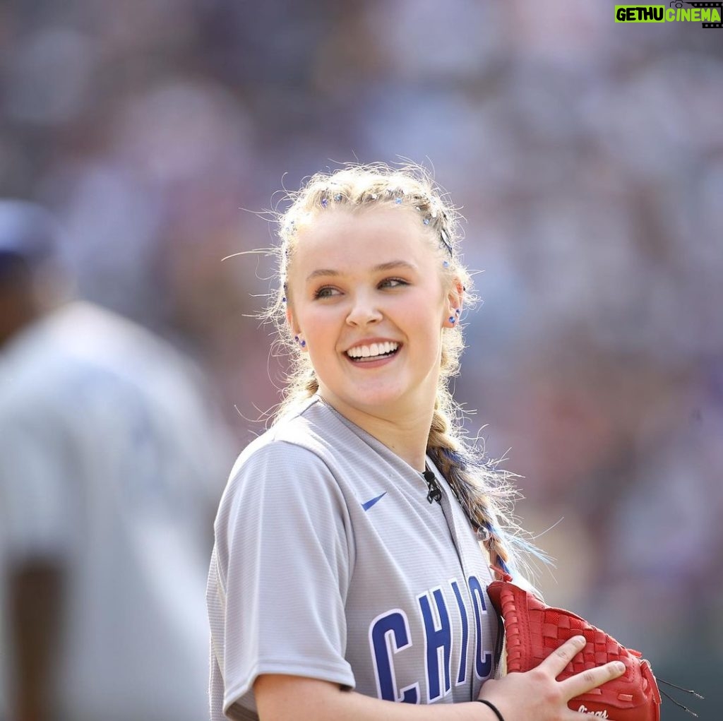 JoJo Siwa Instagram - WATCH ME PLAY IN THE MLB CELEBRITY SOFTBALL GAME TONIGHT ON ESPN AT 7:00/PST!⚾️ You can see on my face how much fun I had playing in this game!:)
