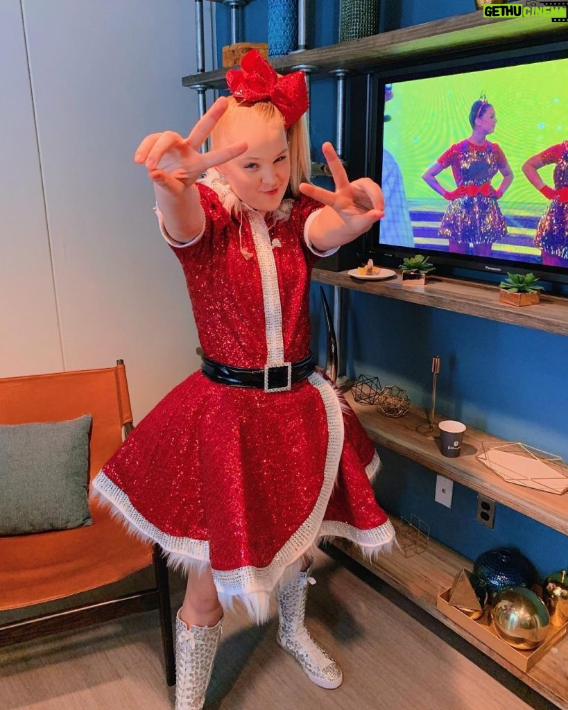 JoJo Siwa Instagram - Run Run Rudolph!❤️🦌 Performed today on Kelly and Ryan! I’ll be posting the full performance TODAY on my main youtube channel... and btw it’s one of my favorite performances i’ve ever done!!🎅🏼🔥 (LINK IN MY BIO!)