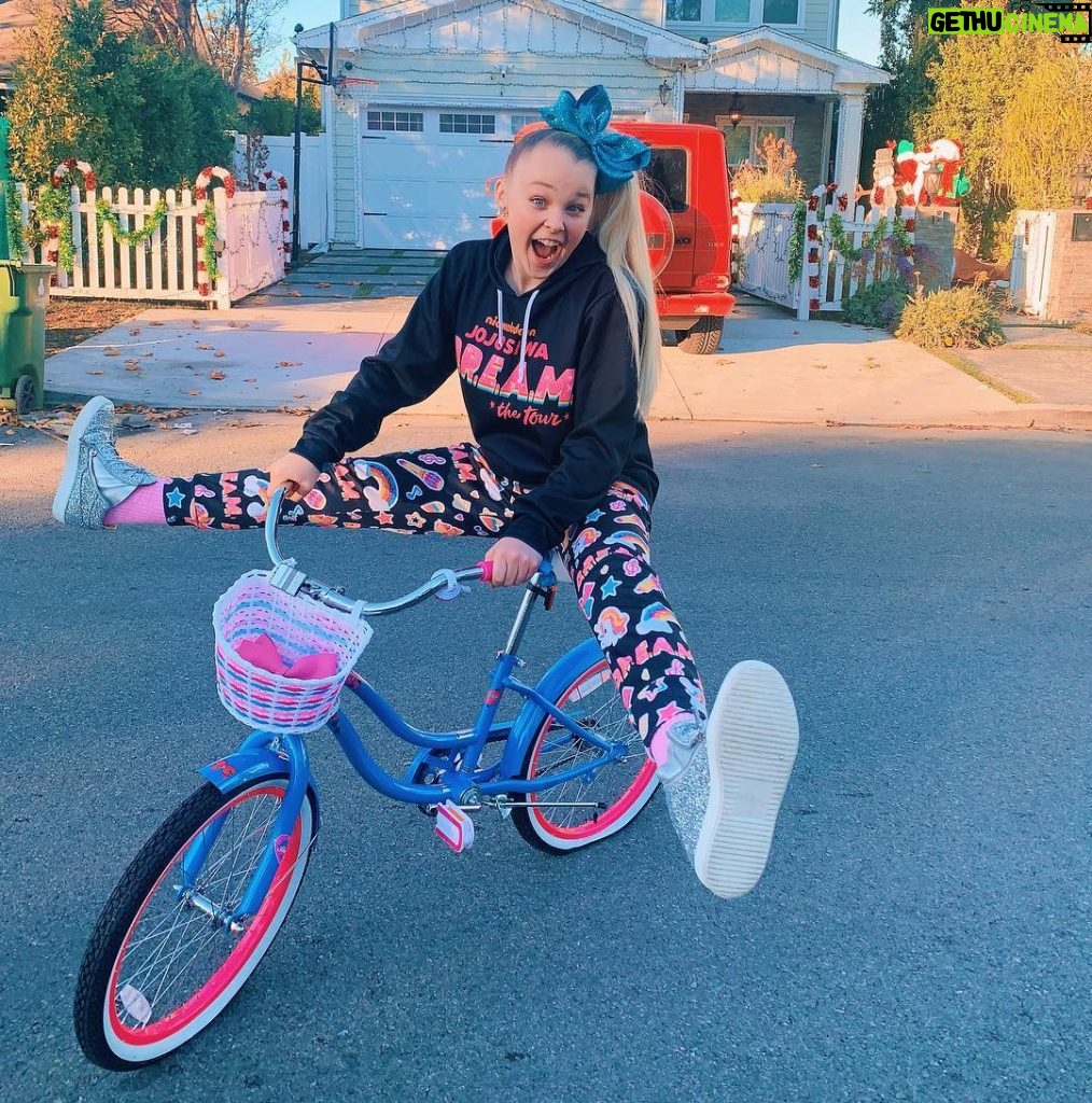 JoJo Siwa Instagram - MY BIGGEST ANNOUNCEMENT EVER COMING ON TUESDAY!!💕🎤🎟