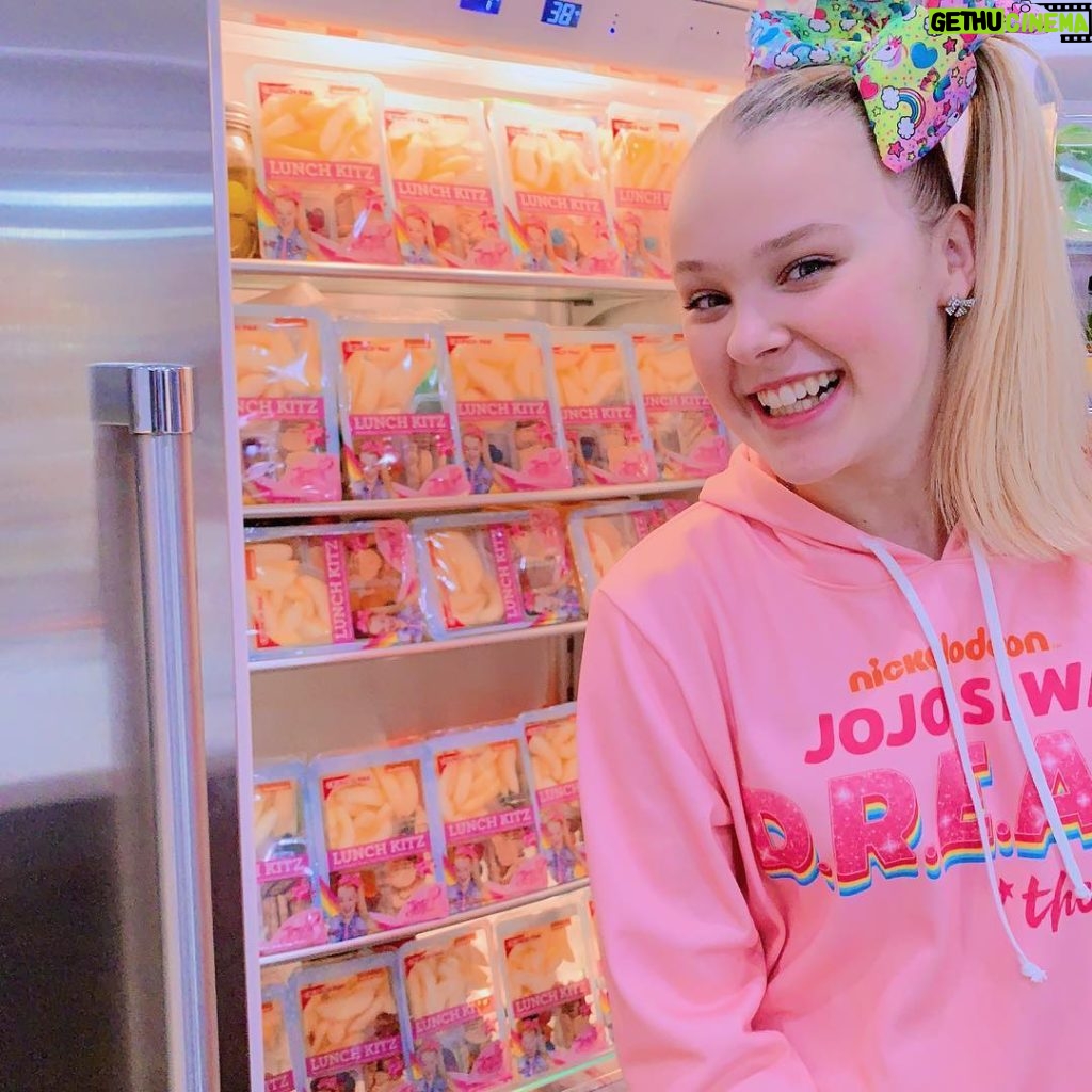 JoJo Siwa Instagram - I HAVE JOJO FOOD!!! today i got my JoJo Lunch Kitz in the mail!!😱💜 i actually can’t believe this. I HAVE FOOD! AND IT’S AVAILABLE AT WALMART! LIKE LITERALLY WHAT IS MY LIFE! 😭😍 this is actually the most amazing thing ever!!💕🤟🏼