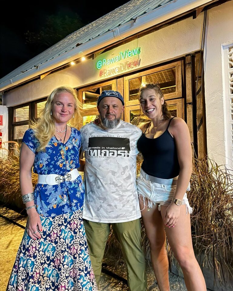 Joanna Jędrzejczyk Instagram - two random killas in Thailand 🥷🥷 great seeing you @bulletvalentina thanks for an amazing and delicious evening @pavelfedotov_procoach #DanasAngels Phuket, Thailand