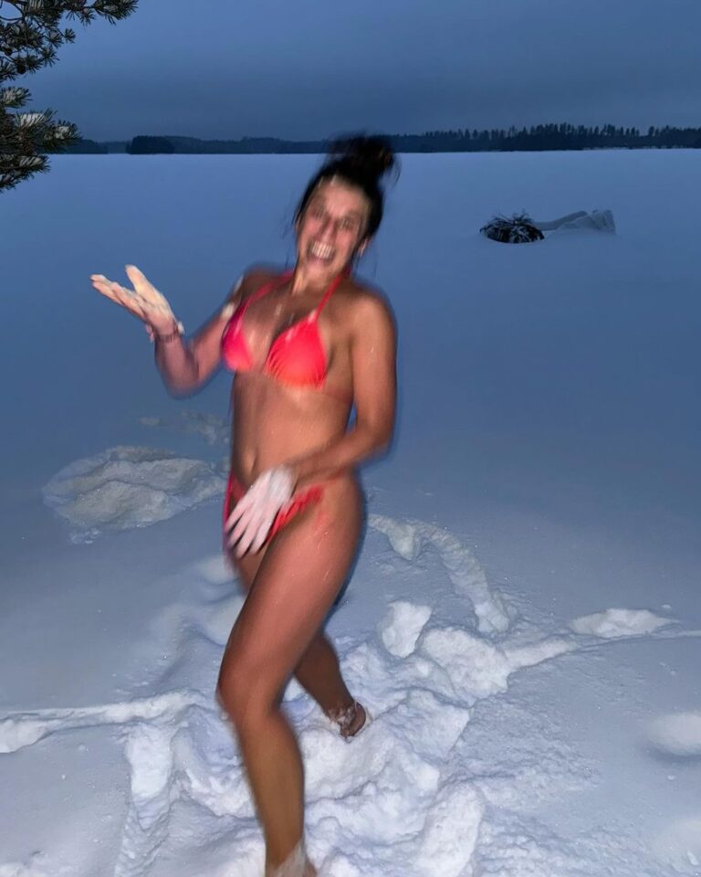 Joanna Jędrzejczyk Instagram - while in Finland🇫🇮 sauna & snow would you do that? 🧖🏻‍♀️ ❄️ SAUNA | SNOW | FINLAND | FINNISHSAUNA #finland #finlandia #snowbath #sauna #finnishnature #finnishsauna #icebath